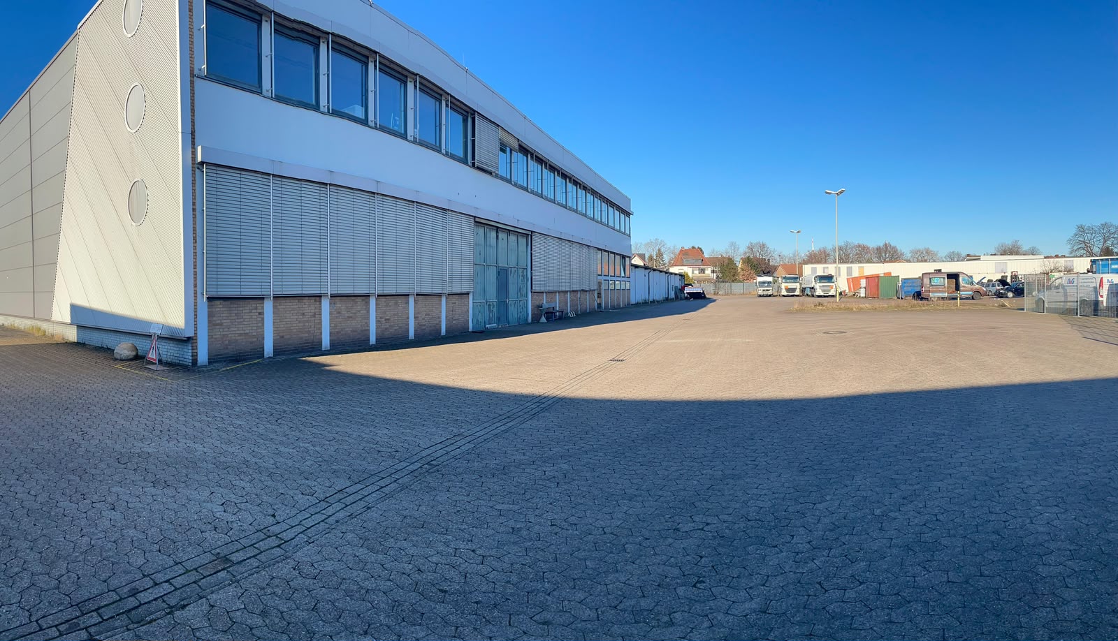 Halle mit befestigter Außenfläche und Zufahrt am Standort Bremen
