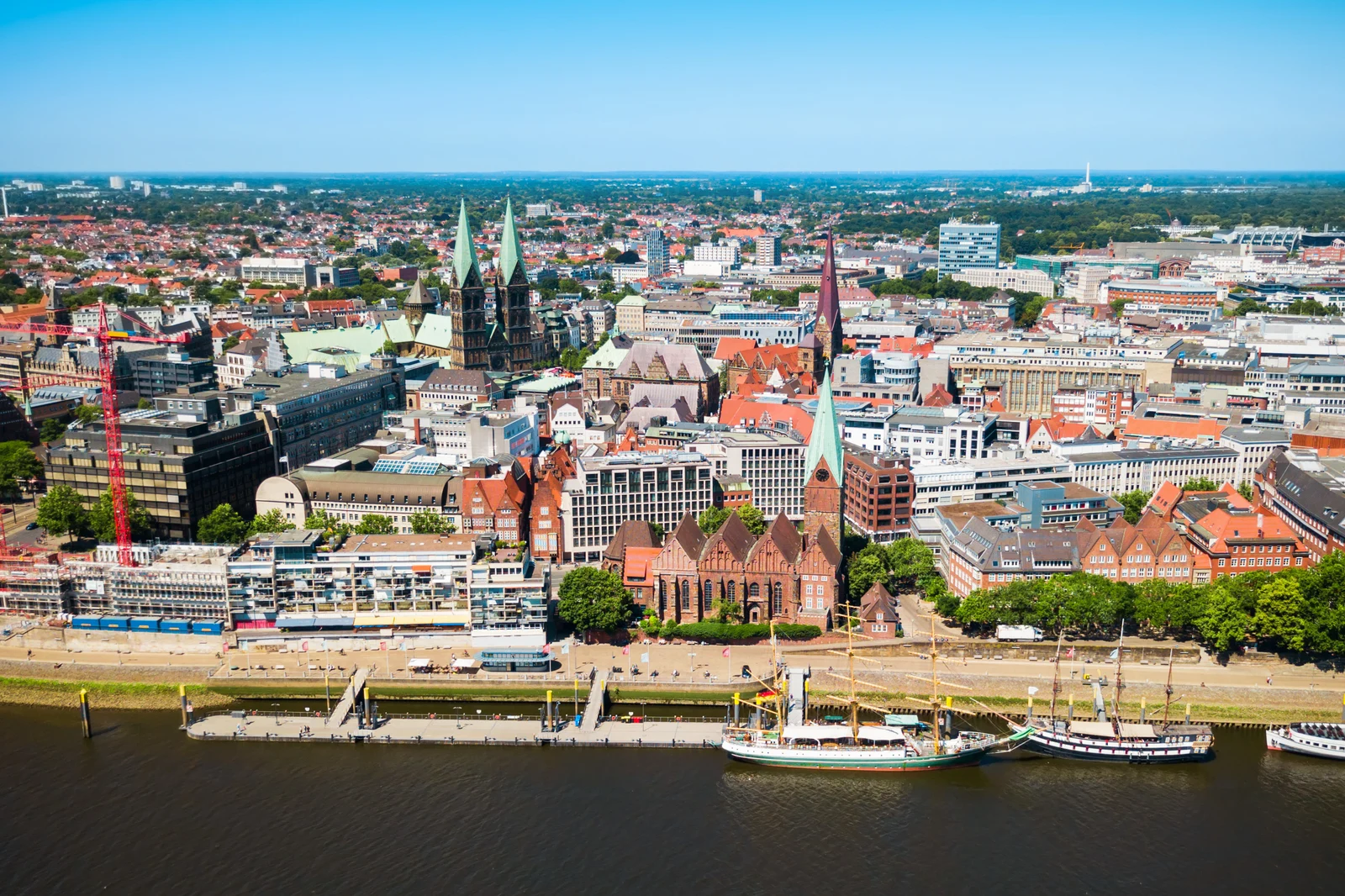 Blick auf die Bremer Altstadt und Schiffe auf der Weser